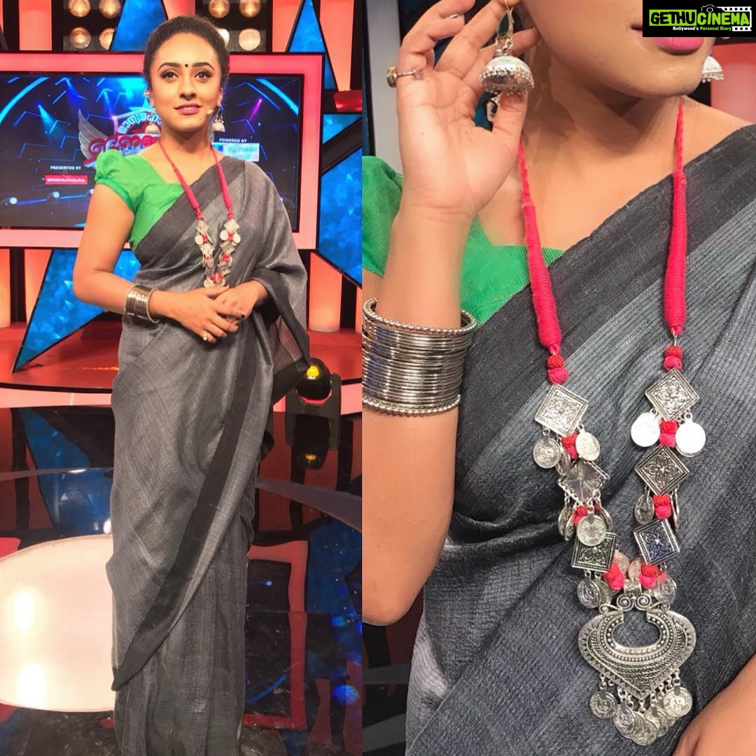 Pearle Maaney Instagram - “When Miss.Green met Mr.Grey... they fell in love at first sight and the silver linings brought them Closer” Tonight’s look on “Maanya Maha Jenangale”... Saree by @aanunobby ❤️ Jewellery by @yektajewells ❤️ #kairalitv Monday to Thursday at 8pm