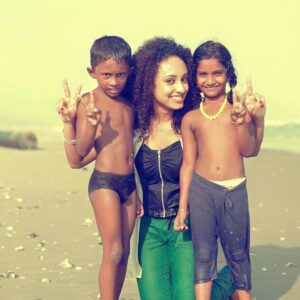 Pearle Maaney Instagram - Met these two chakkudus on the beach😀 Peace ✌️ love n Music to All❤️😋