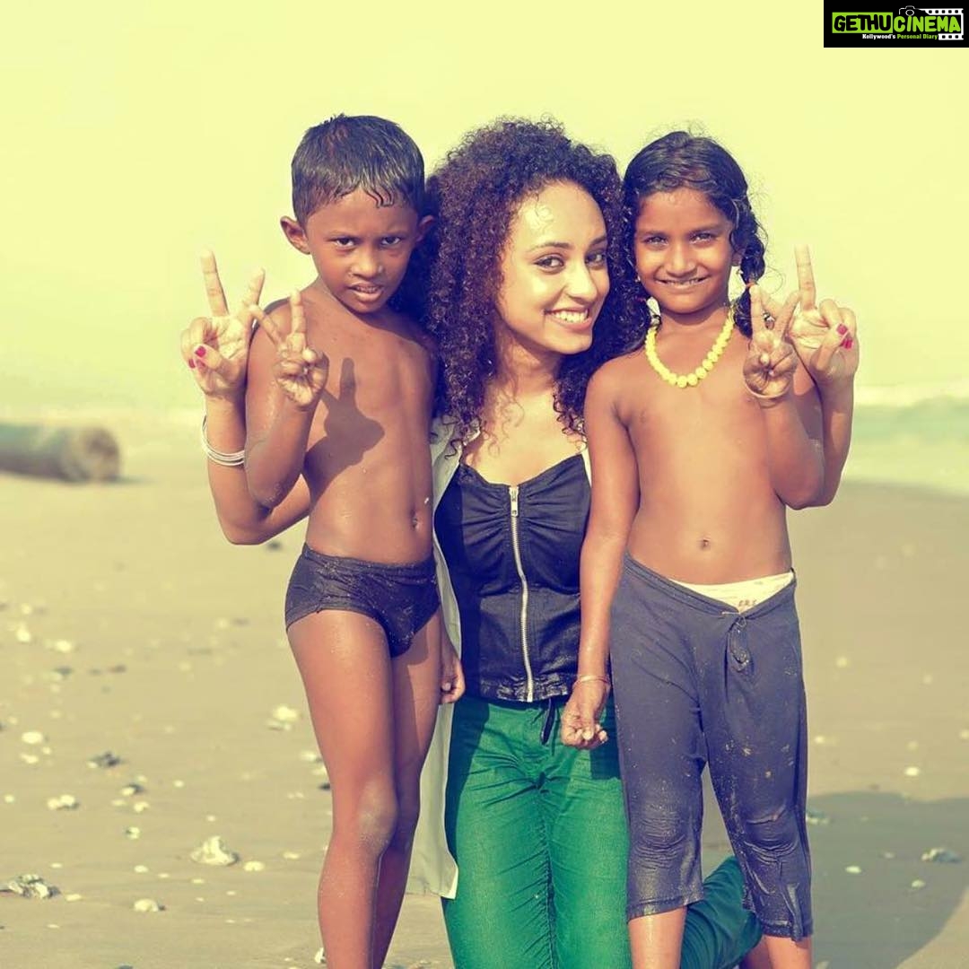 Pearle Maaney Instagram - Met these two chakkudus on the beach😀 Peace ✌️ love n Music to All❤️😋