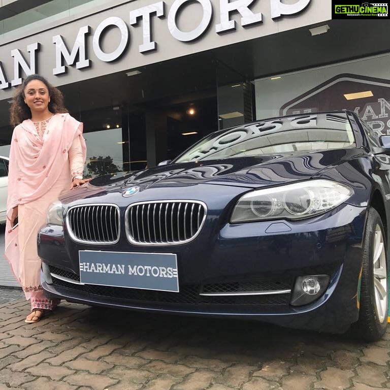 Pearle Maaney Instagram - Feeling Blessed. My gifts from God... tastes better when I share it with you all because You All made me who I am today. This Car is Yours. Thank You❤️ #bmw520i @harmanmotors Peace Love n Music to All😊