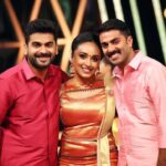 Pearle Maaney Instagram - We Are Coming together once again on D4D to celebrate Onam with You All!!! Our Family❤️ @inst.adil , @padmasoorya TOMORROW ON #d4djuniorvssenior @ 9pm @sainu_whiteline photography @aanunobby thank you for the lovely outfit 😊