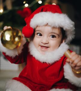 Pearle Maaney Instagram - “Hey Ya All !!! Is it Christmas Yet? Well I just came here to Celebrate my 9th month on Earth ❤️” Ho Ho Ho 🤶 . . Click @hermonproductions @sk_abhijith . Decor @_whitewindow__ Outfit @lillys_couture_