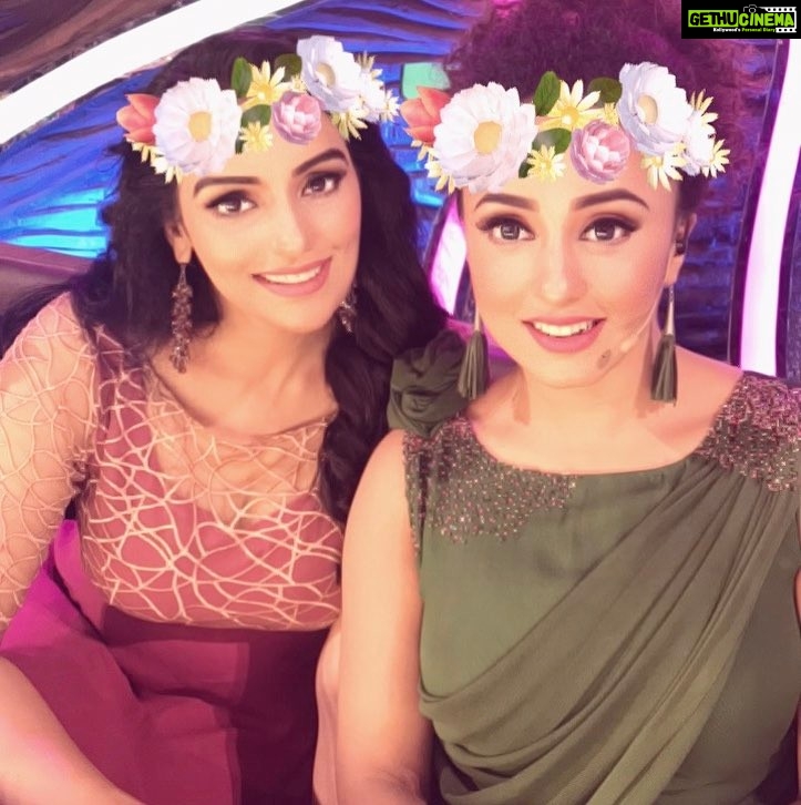 Pearle Maaney Instagram - With my Darling Shwetha Menon 😊😘❤️#Katturumbu #shoooooot My costume by : TiyaMaria Styled by: @zehera_cimi Shwetha costume by : Ela by Jisha
