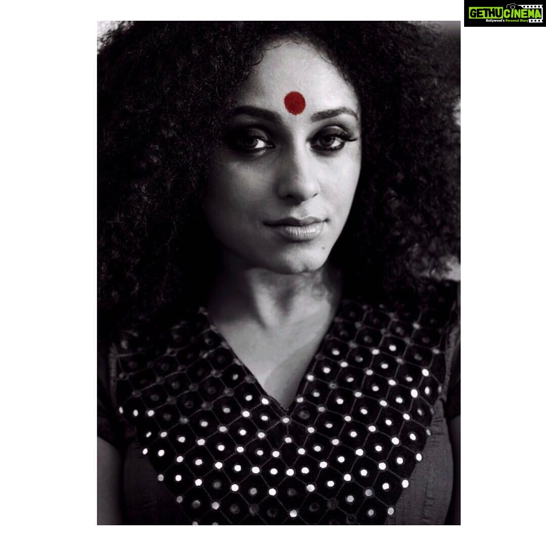 Pearle Maaney Instagram - @sanu_mohammed photography.... thank u for sending me this pic today ... ❤️😊 #throwback #hampi #shoot @sukkusoha