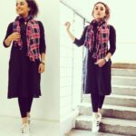 Pearle Maaney Instagram - Look for the day.. comfort wear. Black cotton Kurtha paired with semi brushed cotton checks shawl. @adidasoriginals shoes 👍😊#northrepublic
