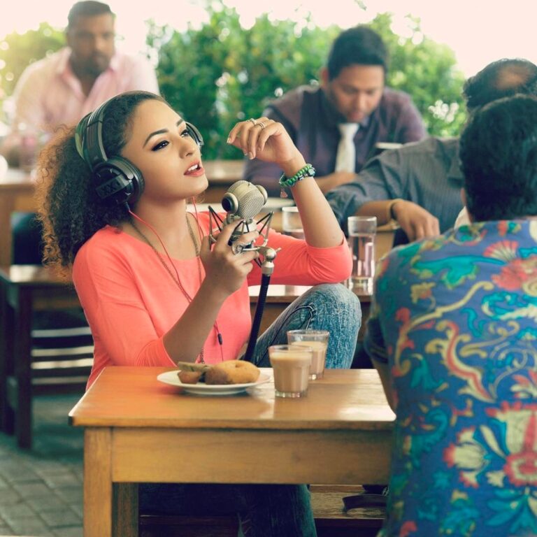 Pearle Maaney Instagram - Sing 🎶 ur heart out .... coz it's your right 😜 Chaaya vada and some music 😋 Find me on Smule : PearleMaaney https://www.smule.com/p/1030541075_975773695