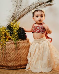 Pearle Maaney Instagram - “Mamma can I touch these grapes 🍇? “
Our Miss. Kurumbi pennu 🌼 @nila.pearlish
.
.
.

Photography : @jiksonphotography 
@lightsoncreations 
Nila wearing @khajuraho_boutique_