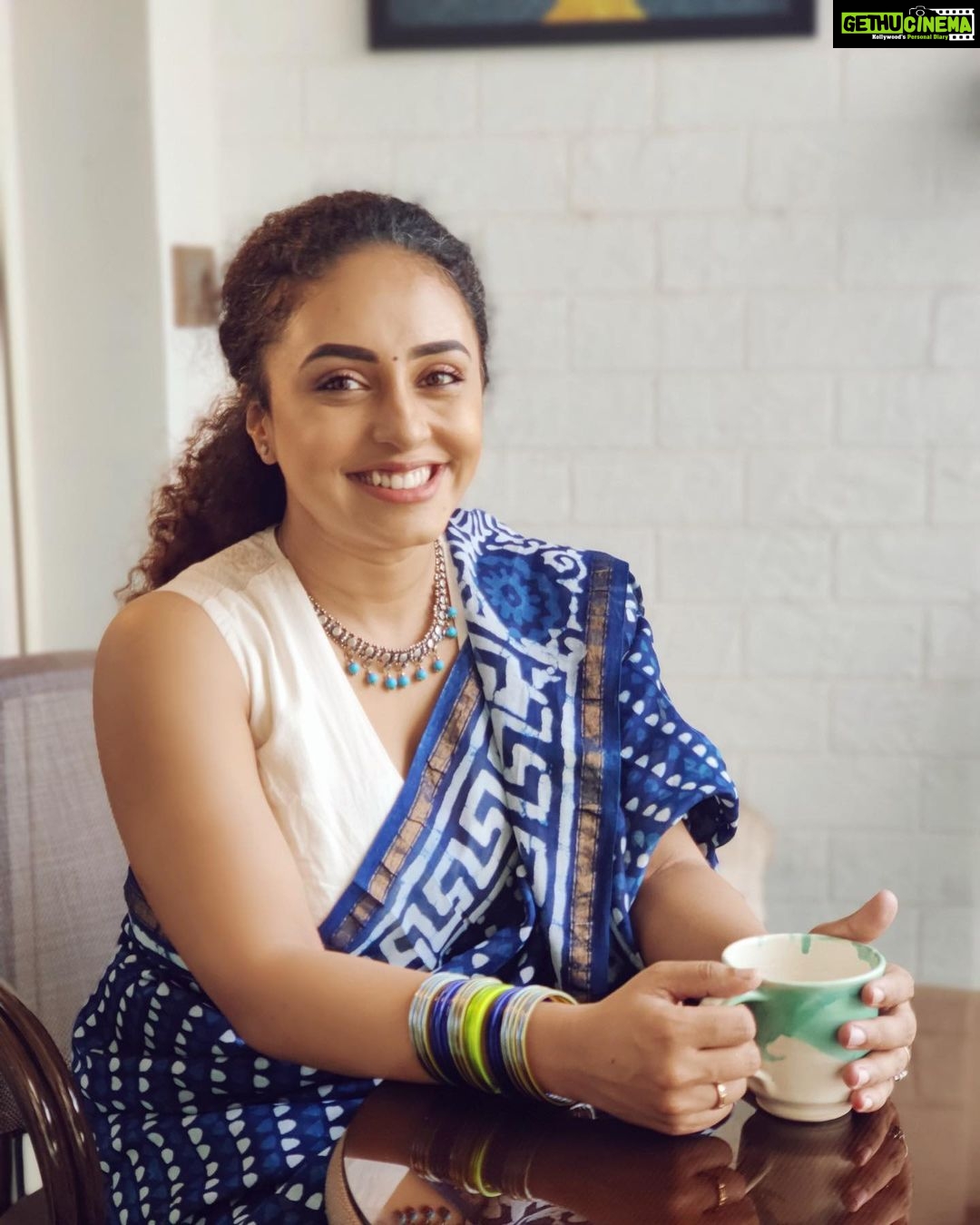 Pearle Maaney Instagram - Smiling because itโs my husband clicking ๐ @srinish_aravind