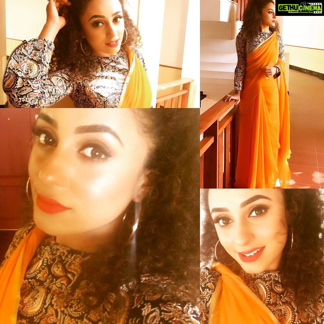 Pearle Maaney Instagram - Look for the day ... Designer Kalamkari blouse with crape chiffon Saree by @zehera_cimi β€οΈ Total budget for the blouse n Saree : Rs.4500 (girls who are interested in getting this done β
contact @zehera_cimi ) π Make up .. by Pearle π€
