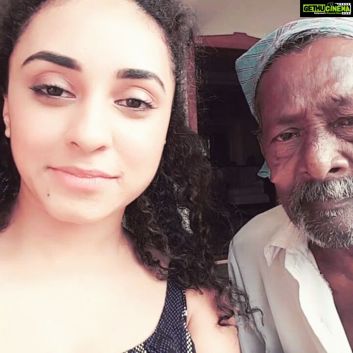 Pearle Maaney Instagram - Meet Hamsa ikka (Appappan) who visits me once in a while to say hello... today he said "Happy Christmas" π Happy Newyear... but athinu samayam aayilla π Ente mandatharam ketu chirikkunna Appappane kaanumbol oru santhosham π