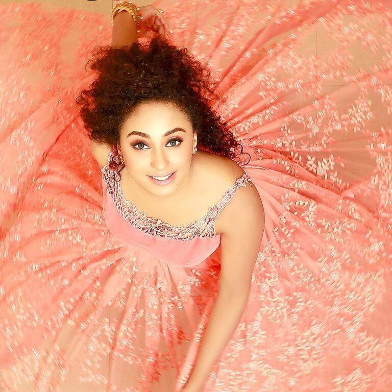 Pearle Maaney Instagram - Say a big thank You to Life. Be grateful for the little things that You have and life will give you more reasons to be thankful 😊❤️ Pic by : @seny_p_arukattu Costume by @zehera_cimi Make up @unnips Designer: @parvathy_chankramath