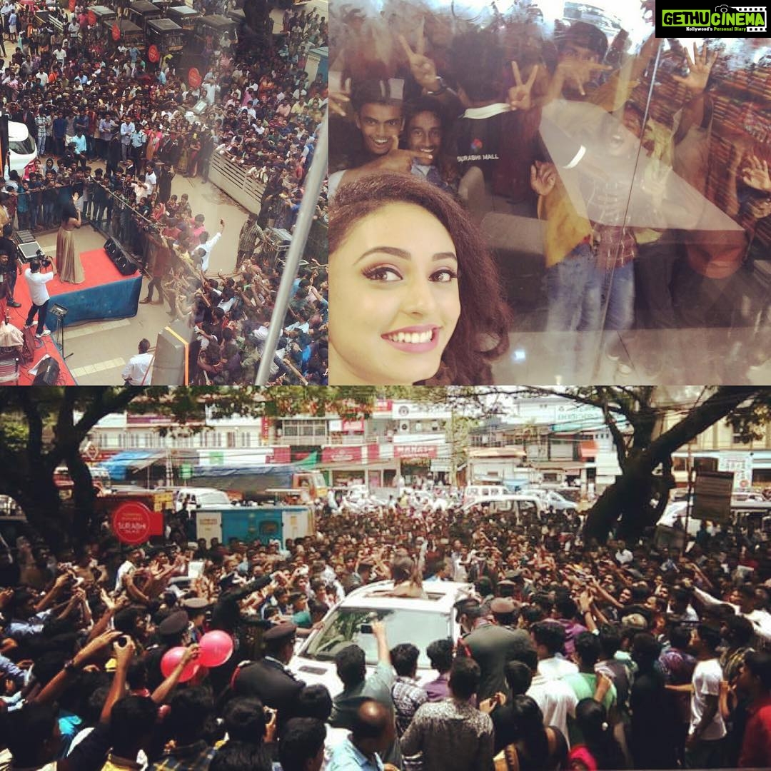 Pearle Maaney Instagram - I LOVE YOU CALICUT!!!!!! ❤️❤️❤️❤️😘😘😘 Inaugurated Surabhi Silks Today and the love i experienced has charged me so much!!!! #Ramanattukara Is Full Of Love. Wanted to take a selfie with each and everyone of you😋