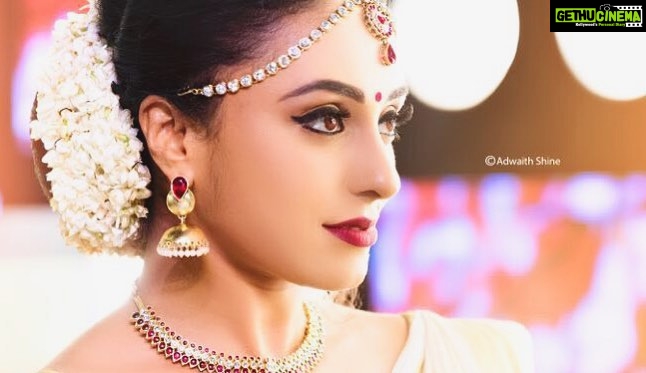 Pearle Maaney Instagram - It takes a lot of effort to be a strong woman... The one who has faced the most hurdles, is the one who has travelled the most towards success... ❤️ Onam is On its way! 😊 @adwaithshinephotography