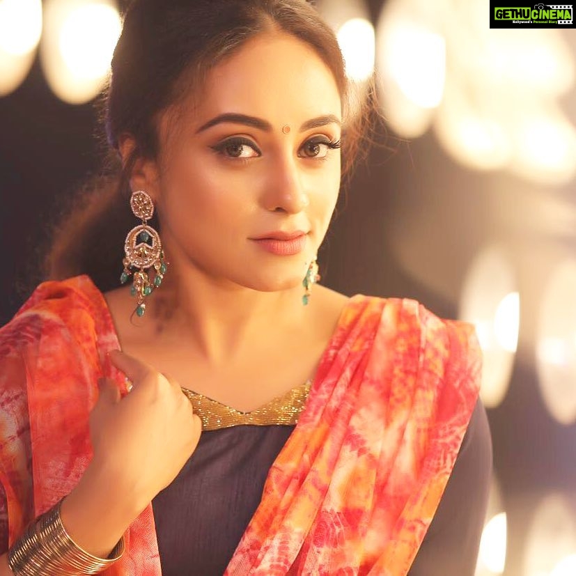 Pearle Maaney Instagram - The warmness in your heart attracts more genuine people towards you than the warmness on your skin tone 👍❤️ @rajeshnatrajphotography @shemy