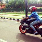 Pearle Maaney Instagram - When you are On the road 😈 You just Own the Road 😎 - KTM RC 200 with @krissangelz (Crazy Biker boy) #movie shoot #Team5 in Progress Panampally nagar 199.5 cc, single cylinder, 4 stroke 24.65 bhp @10000 rpm