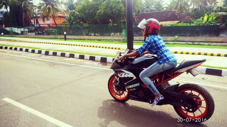 Pearle Maaney Instagram - When you are On the road 😈 You just Own the Road 😎 - KTM RC 200 with @krissangelz (Crazy Biker boy) #movie shoot #Team5 in Progress Panampally nagar 199.5 cc, single cylinder, 4 stroke 24.65 bhp @10000 rpm