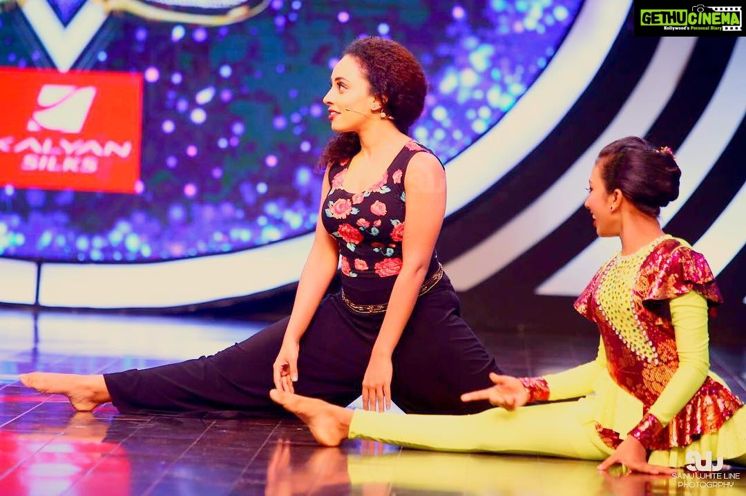 Pearle Maaney Instagram - Tat awkward moment when you realise you have to get up on ur own after trying to pull off a full split 😂😂😂😳 today enikku kittiya Pani!