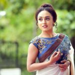 Pearle Maaney Instagram - 😊 ethnic ❤️ denim and kasavu saree ❤️ @sainu_whiteline photography