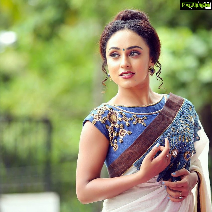 Pearle Maaney Instagram - 😊 ethnic ❤️ denim and kasavu saree ❤️ @sainu_whiteline photography