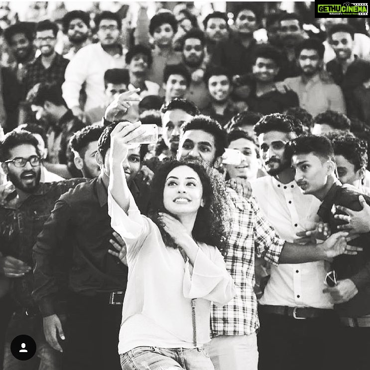 Pearle Maaney Instagram - A selfie can bring a lot of people together 😉❤️