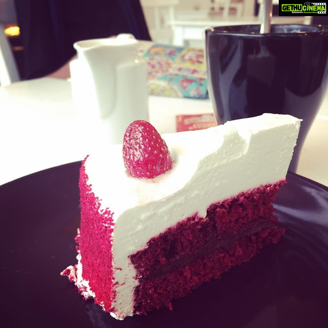 Pearle Maaney Instagram - The one behind my Broken diet... Lady Santa... @frenchtoastindia 😜