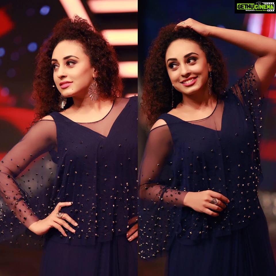 Pearle Maaney Instagram - SMILE is the best MAKEUP ❤️ Eastern D3!! Full Power! Wearing Pranaah by @poornimaindrajith @inst.adil @pillumani