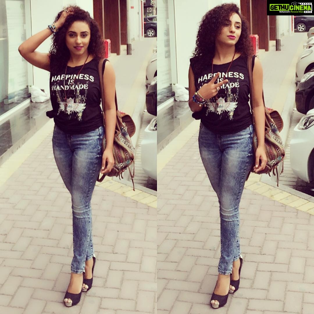 Pearle Maaney Instagram - Bahrain times! Window shopping 😜😎 #onlyfilter😂