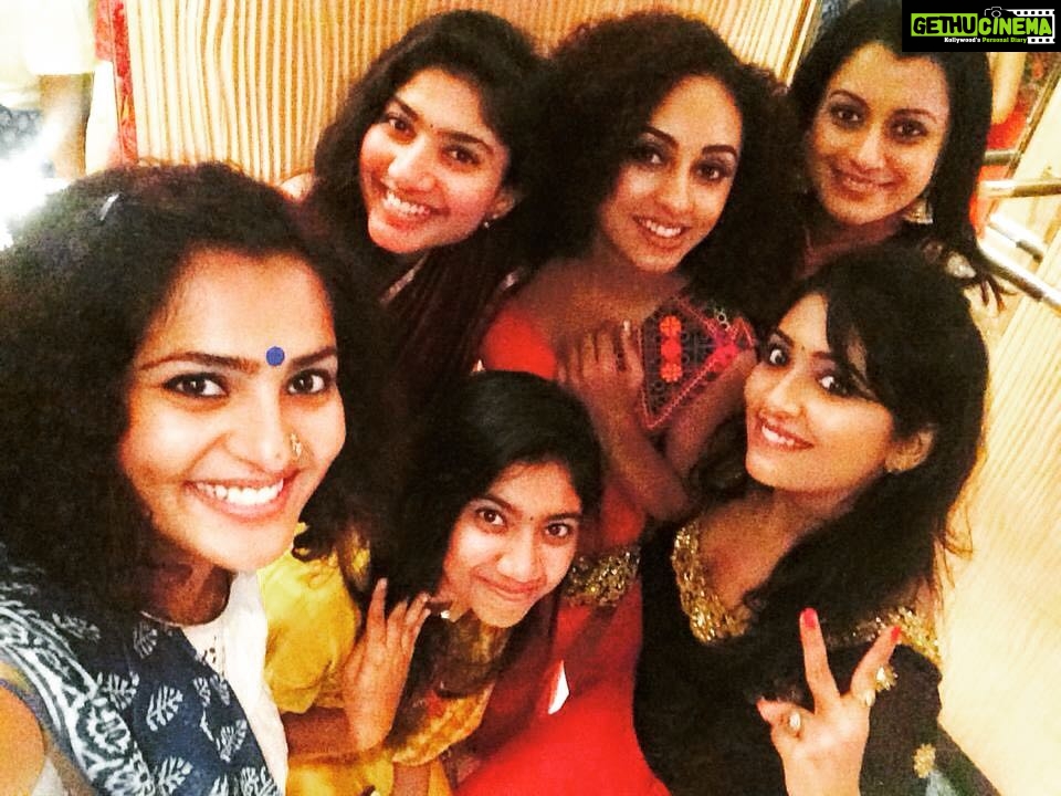 Pearle Maaney Instagram - Apparently this is called a Liftie coz this selfie was clicked inside a liftπππ» @par_vathy @sai_pallavi92 @pooja_kannan97 @reenu_mathews @navya_nair_