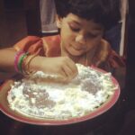 Pearle Maaney Instagram – Meet miss.Kalavaani 
She is teaching us how to “FOCUS”. 😂😎
#christmas #cake #cuteface