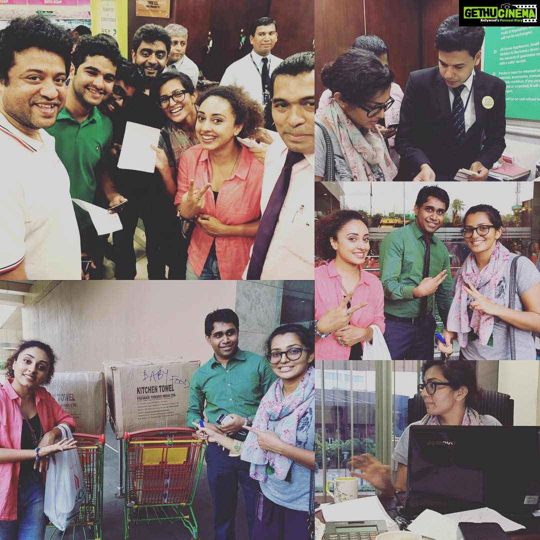 Pearle Maaney Instagram - Yet another day.. #anbodukochi.. It was overwhelming to see hundreds of volunteers (heros) walking in and helping out with CHENNAI RELIEF program whole heartedly ... @poornima_indrajith is a Gem of a human being... My respect n love for her now is beyond words.. Par_vathy Is a super star in real life.. Our sweet volunteers Proved that unity is strength.. Couldnt click many pics today but those who have pics please post it down here as comments. @ieatphysics This whole experience will always be special and close to my heart. #anbodukochi #fullofheros #amazingpeople @nebeelnazar Peace Love n Music to All ❤️❤️