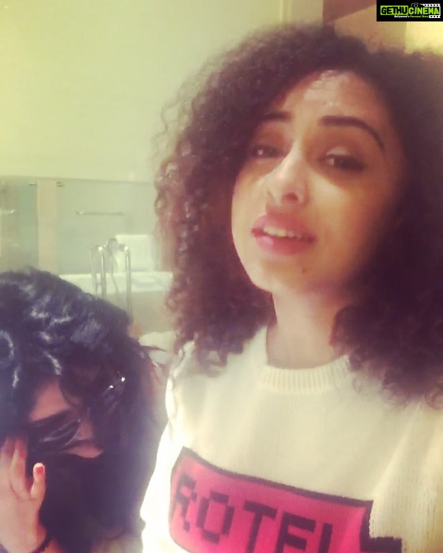 Pearle Maaney Instagram - Promise this is our last vdo! But seriously.. How do people sing such high pitched songs!!πππatleast @samyuktahornad thinks my song is "wah wah" ππππ€π΄