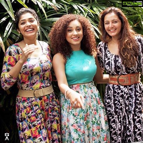 Pearle Maaney Instagram - With @rimakallingal n manju warrier @sanu_mohammed photography❤️