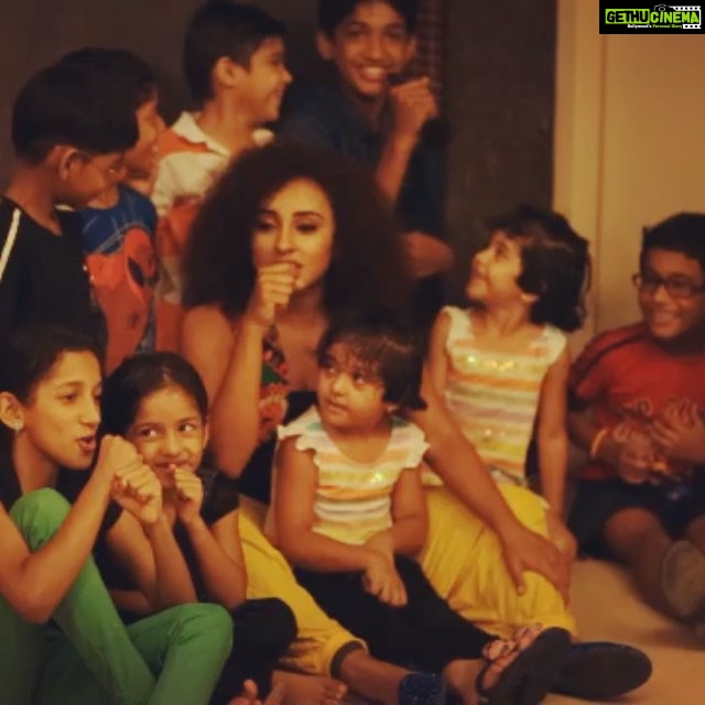 Pearle Maaney Instagram - Kids these days 😜😎 and their popular demand.. Had to do this 😂 @sanu_mohammed @zuhairsait People who write hurtful comments under this are directly going into my blocked list 😊👍🏻