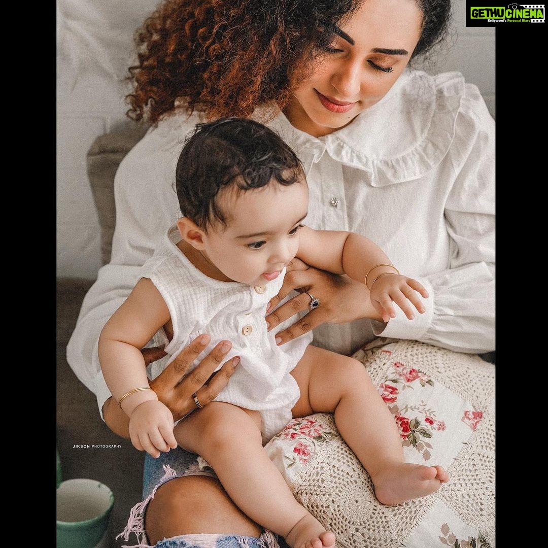 Pearle Maaney Instagram - Holding my Heart in Arms ❤️ . . Click @jiksonphotography @lightsoncreations Styling & Make up : Myself Make up Asst : @glow_up_with_navi