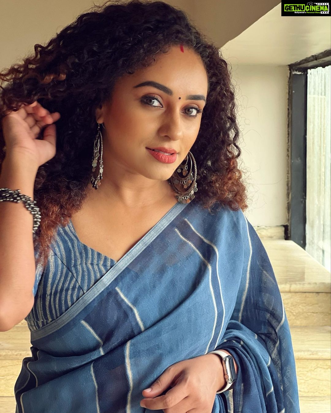 Pearle Maaney Instagram - Feeling Blue but in a Good Way… 🌧 ☔️ . @bhimajewellersme @aanacart #Bhimasuperwomanseason2 MUA @ashna_aash_