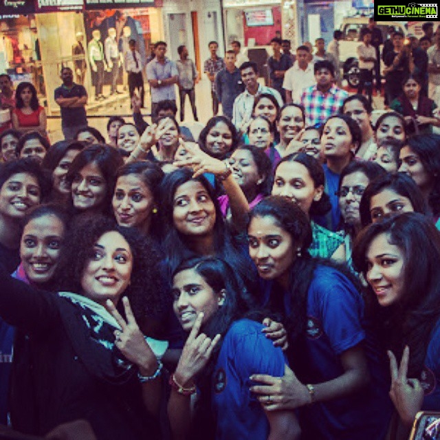 Pearle Maaney Instagram - Selfie at the mall !!! 😊