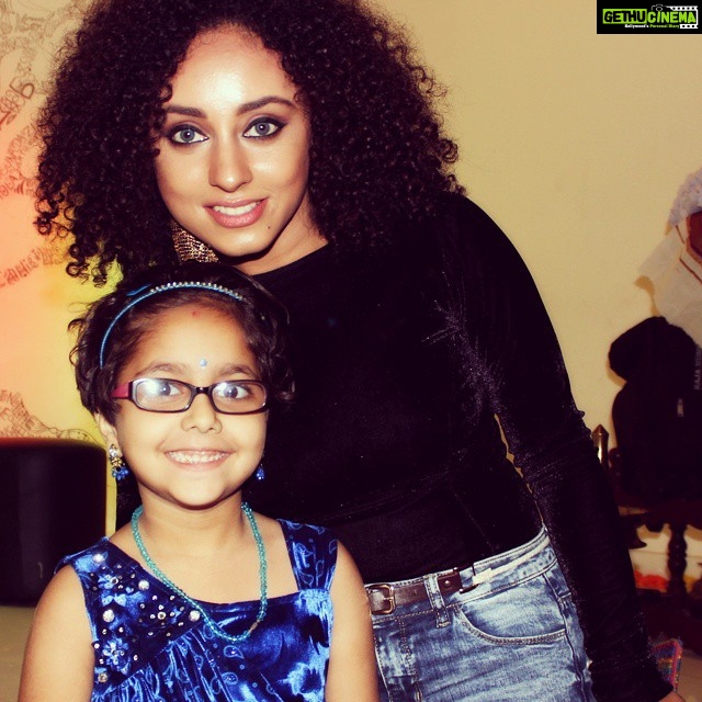 Pearle Maaney Instagram - A Lil friend I met last night 😎😘 #cafepappya #mamaangam @rimakallingal