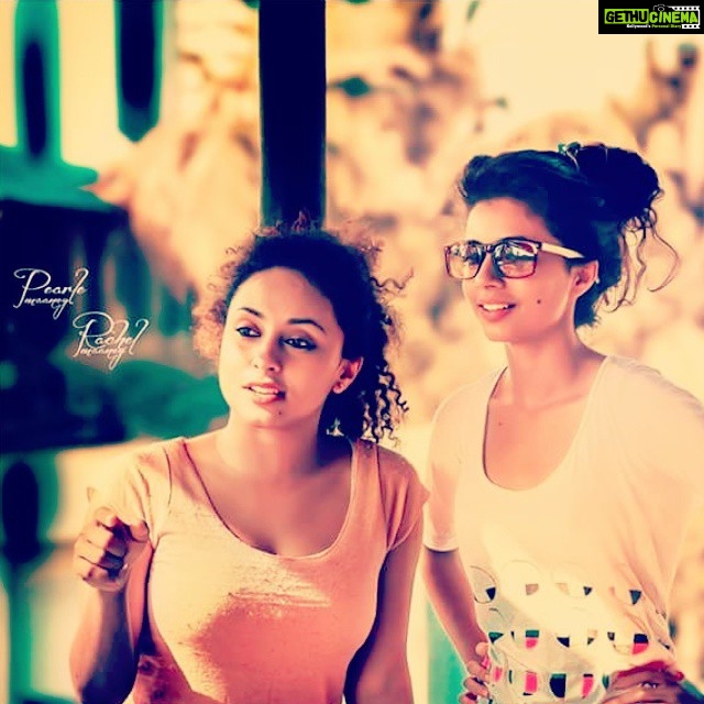 Pearle Maaney Instagram - Sitting by the balcony n chillin with ma sister.... ;)