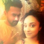 Pearle Maaney Instagram – Hello! Yellow! 
With Asif buddy 
#doublebarrel #goa #happytimes