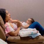 Pearle Maaney Instagram - ഒരു ഗായികയായ ഞാൻ , എന്റെ അറിവ് മുഴുവൻ കുഞ്ഞിലേക്ക് പകർന്നു കൊടുക്കുന്ന ഒരു ത്രിതങ്ക പുളകിത രംഗം ഇതാ നിങ്ങളുമായി പങ്കുവെയ്ക്കുന്നു. . 😎 #mommystories ക്യാമറാമാൻ ശ്രീനിഷിനൊപ്പം ലെ ഞാൻ