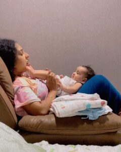 Pearle Maaney Instagram - ഒരു ഗായികയായ ഞാൻ , എന്റെ അറിവ് മുഴുവൻ കുഞ്ഞിലേക്ക് പകർന്നു കൊടുക്കുന്ന ഒരു ത്രിതങ്ക പുളകിത രംഗം ഇതാ നിങ്ങളുമായി പങ്കുവെയ്ക്കുന്നു. . 😎 #mommystories ക്യാമറാമാൻ ശ്രീനിഷിനൊപ്പം ലെ ഞാൻ