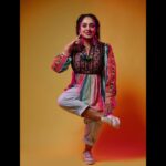 Pearle Maaney Instagram - When You can’t Find a chair but still want to Sit in Style 🤓