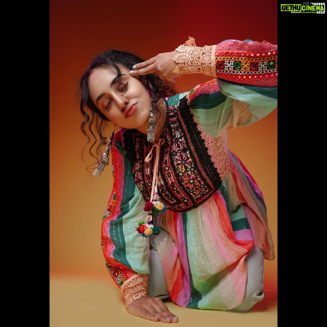 Pearle Maaney Instagram - Keep your thoughts at gun point. In other words…. Watch your thoughts. ________ Styling : @adampallil Photography: @jiksonphotography Studio : @lightsoncreations HMUA : @makeupandhairbysagallya