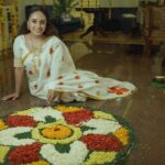 Pearle Maaney Instagram - Keeping the flowers alive 🌺🌺 . Shoot for @netflix_in Onam Special Story Telling Gig. . Pic Edit @rahuloutlawz Styling @rn.rakhi Makeup&hair @makeupandhairbysagallya