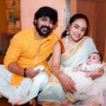 Pearle Maaney Instagram - Nila Baby’s ചോറൂണ് 🥰 . The first ceremonial intake of Rice by a child 🌸 (Nila- “Amma can I have some more?” 😌) . . 📸 @rahuloutlawz . . Styled by @adampallil Saree @cameella_boutique Nila @mybud.kids