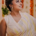Pearle Maaney Instagram - Happy Onam My Dears 🥰🌸🥰 . . Styled by @rn.rakhi 📸 @jiksonphotography MUA @makeupandhairbysagallya Saree @roukabysreejithjeevan Blouse @bespokecannery Shirt @oldschool_kochi Location @thestudioloc