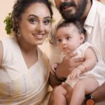 Pearle Maaney Instagram - Onam 🌸 : @srinish_aravind . Fashion styling @rn.rakhi Photographed @jiksonphotography Makeup&hair @sagallyasanal Saree @roukabysreejithjeevan Blouse @bespokecannery Shirt @oldschool_kochi Location @thestudioloc