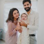 Pearle Maaney Instagram – Little Momo with her Mema and Ruben Maaama❤️🥰 @rachel_maaney @rubenbijy 
.
@magicmotionmedia 📸
Nila and Rachel wearing @t.and.msignature