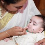 Pearle Maaney Instagram - Nila Baby’s ചോറൂണ് 🥰 . The first ceremonial intake of Rice by a child 🌸 (Nila- “Amma can I have some more?” 😌) . . 📸 @rahuloutlawz . . Styled by @adampallil Saree @cameella_boutique Nila @mybud.kids
