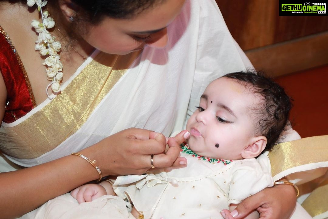 Pearle Maaney Instagram - Nila Baby’s ചോറൂണ് 🥰 . The first ceremonial intake of Rice by a child 🌸 (Nila- “Amma can I have some more?” 😌) . . 📸 @rahuloutlawz . . Styled by @adampallil Saree @cameella_boutique Nila @mybud.kids